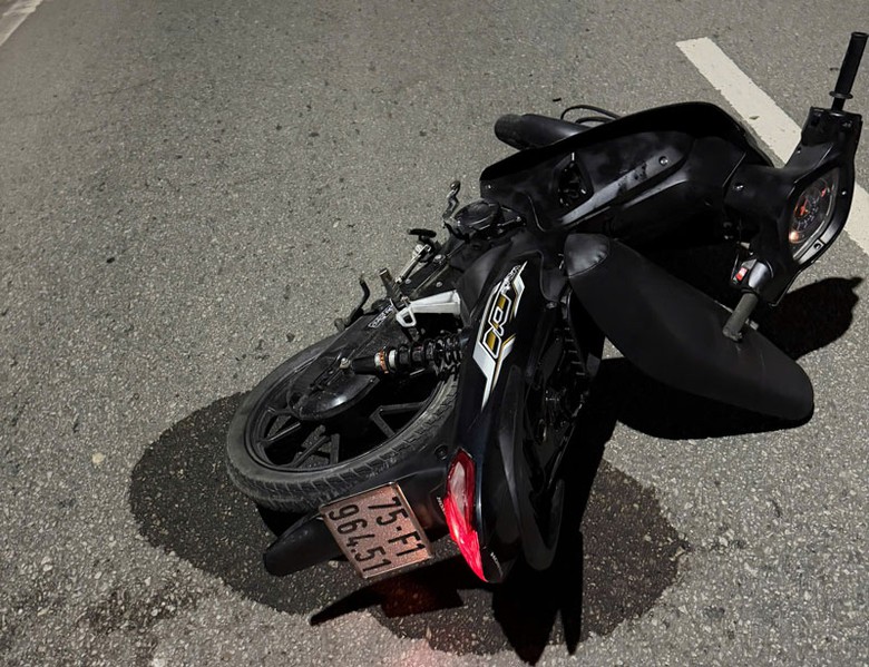 Chiếc xe m&aacute;y tại hiện trường vụ tai nạn - Ảnh: Q. Nhật.