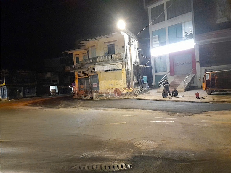 Xuyên đêm thảm nhựa mở rộng nút giao ngã 5 ở Quảng Ngãi, đảm bảo lưu thông dịp Tết- Ảnh 6. Xuyên đêm thảm nhựa mở rộng nút giao ngã 5 ở Quảng Ngãi, đảm bảo lưu thông dịp Tết- Ảnh 6.