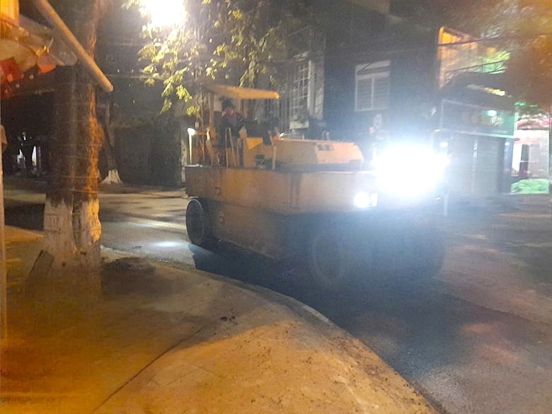 Xuyên đêm thảm nhựa mở rộng nút giao ngã 5 ở Quảng Ngãi, đảm bảo lưu thông dịp Tết- Ảnh 5. Xuyên đêm thảm nhựa mở rộng nút giao ngã 5 ở Quảng Ngãi, đảm bảo lưu thông dịp Tết- Ảnh 5.