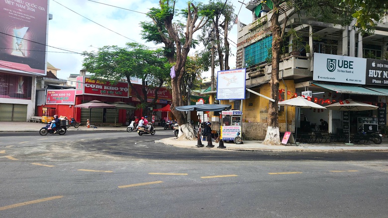 Xuyên đêm thảm nhựa mở rộng nút giao ngã 5 ở Quảng Ngãi, đảm bảo lưu thông dịp Tết- Ảnh 8. Xuyên đêm thảm nhựa mở rộng nút giao ngã 5 ở Quảng Ngãi, đảm bảo lưu thông dịp Tết- Ảnh 8.