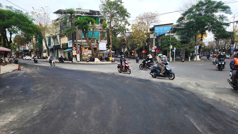 Xuyên đêm thảm nhựa mở rộng nút giao ngã 5 ở Quảng Ngãi, đảm bảo lưu thông dịp Tết- Ảnh 7. Xuyên đêm thảm nhựa mở rộng nút giao ngã 5 ở Quảng Ngãi, đảm bảo lưu thông dịp Tết- Ảnh 7.