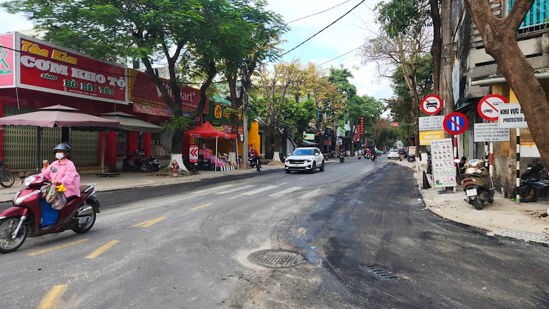 Xuyên đêm thảm nhựa mở rộng nút giao ngã 5 ở Quảng Ngãi, đảm bảo lưu thông dịp Tết- Ảnh 3. Xuyên đêm thảm nhựa mở rộng nút giao ngã 5 ở Quảng Ngãi, đảm bảo lưu thông dịp Tết- Ảnh 3.