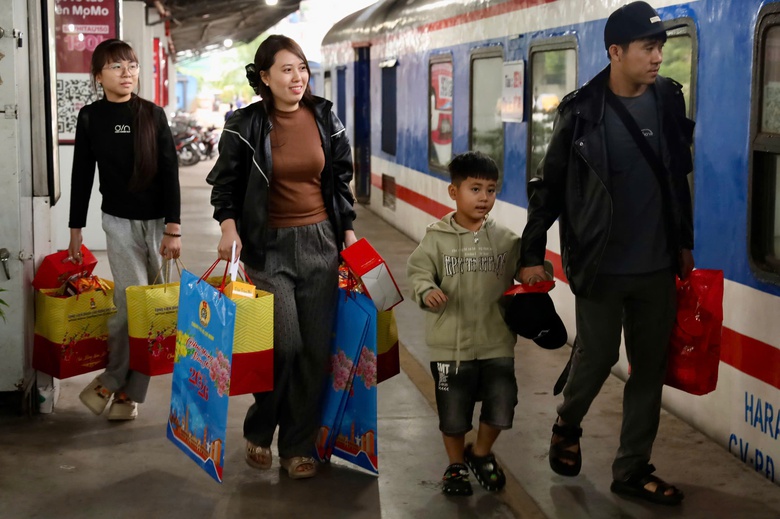 &ldquo;Chuyến t&agrave;u C&ocirc;ng đo&agrave;n - Xu&acirc;n 2026&rdquo; đưa gần 3.000 c&ocirc;ng nh&acirc;n ở TP.HCM về qu&ecirc; đ&oacute;n Tết- Ảnh 6.