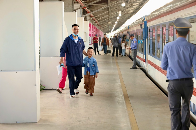 &ldquo;Chuyến t&agrave;u C&ocirc;ng đo&agrave;n - Xu&acirc;n 2026&rdquo; đưa gần 3.000 c&ocirc;ng nh&acirc;n ở TP.HCM về qu&ecirc; đ&oacute;n Tết- Ảnh 7.