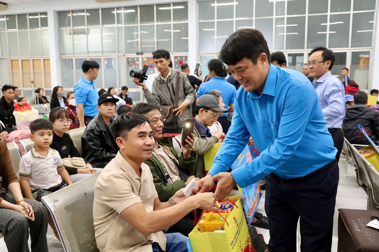 &ldquo;Chuyến t&agrave;u C&ocirc;ng đo&agrave;n - Xu&acirc;n 2026&rdquo; đưa gần 3.000 c&ocirc;ng nh&acirc;n ở TP.HCM về qu&ecirc; đ&oacute;n Tết- Ảnh 4.