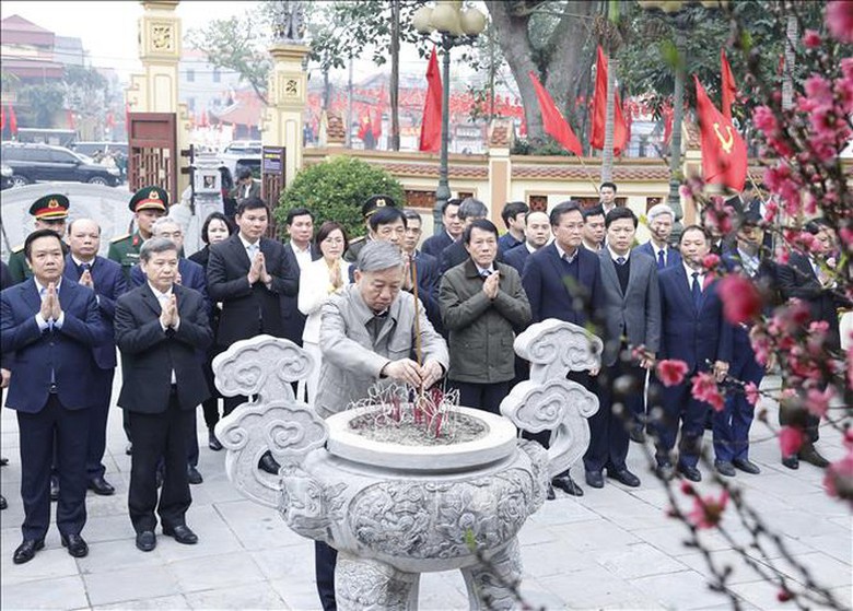 Tổng B&iacute; thư T&ocirc; L&acirc;m d&acirc;ng hương tưởng niệm c&aacute;c đồng ch&iacute; l&atilde;nh đạo tiền bối- Ảnh 8.