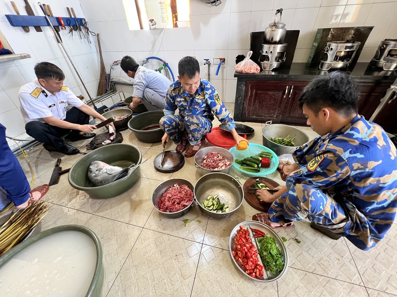 Những &ldquo;đầu bếp tay ngang&rdquo; tr&ecirc;n t&agrave;u Trường Sa 01- Ảnh 2.