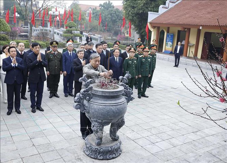 Tổng B&iacute; thư T&ocirc; L&acirc;m d&acirc;ng hương tưởng niệm c&aacute;c đồng ch&iacute; l&atilde;nh đạo tiền bối- Ảnh 5.