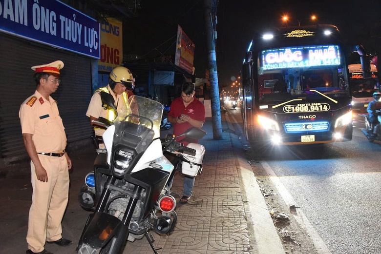 Cận Tết, CSGT TP.HCM tăng cường kiểm tra xe d&ugrave; n&uacute;p b&oacute;ng c&acirc;y xăng, bến c&oacute;c- Ảnh 1.