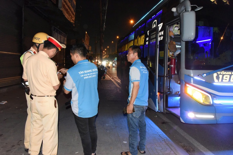 Cận Tết, CSGT TP.HCM tăng cường kiểm tra xe d&ugrave; n&uacute;p b&oacute;ng c&acirc;y xăng, bến c&oacute;c- Ảnh 2.