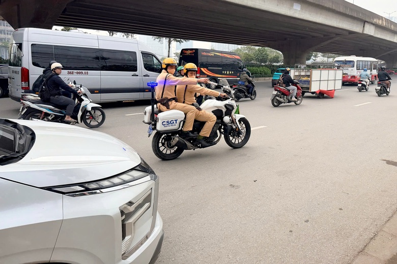 Nhiều tài xế và chủ xe bị phạt vì nhồi nhét khách về quê đón Tết- Ảnh 3. Nhiều tài xế và chủ xe bị phạt vì nhồi nhét khách về quê đón Tết- Ảnh 3.