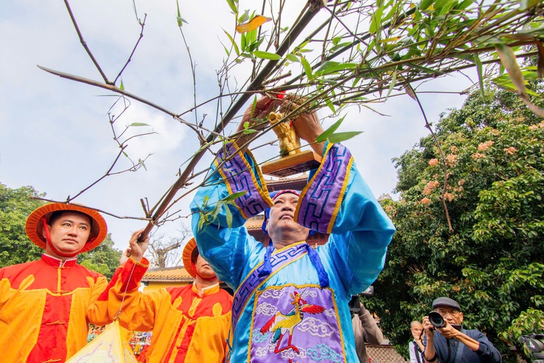 Hoàng cung Huế tái hiện nghi lễ dựng nêu đón tết Nguyên đán Bính Ngọ 2026- Ảnh 8. Hoàng cung Huế tái hiện nghi lễ dựng nêu đón tết Nguyên đán Bính Ngọ 2026- Ảnh 8.
