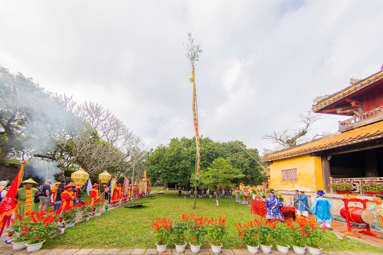 Hoàng cung Huế tái hiện nghi lễ dựng nêu đón tết Nguyên đán Bính Ngọ 2026- Ảnh 1. Hoàng cung Huế tái hiện nghi lễ dựng nêu đón tết Nguyên đán Bính Ngọ 2026- Ảnh 1.