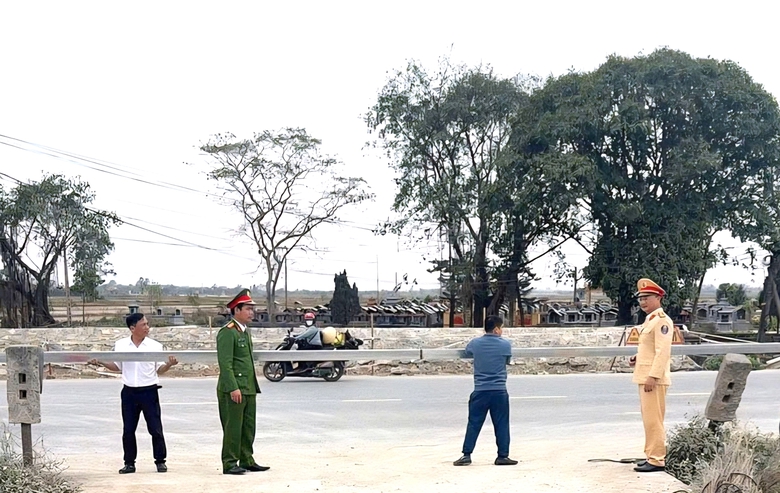 Ninh B&igrave;nh đ&oacute;ng lối đi tự mở nguy hiểm qua đường sắt Bắc - Nam- Ảnh 1.