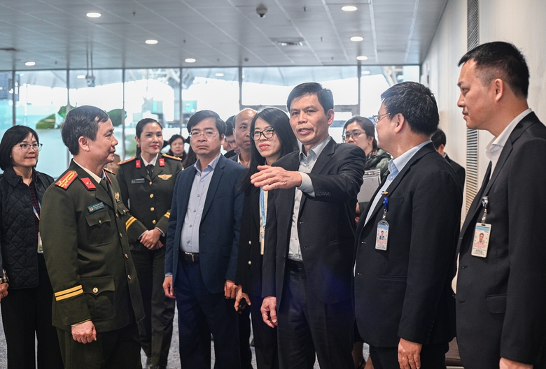 Thứ trưởng L&ecirc; Anh Tuấn trực tiếp thị s&aacute;t s&acirc;n bay Nội B&agrave;i trước cao điểm Tết 2026- Ảnh 1.