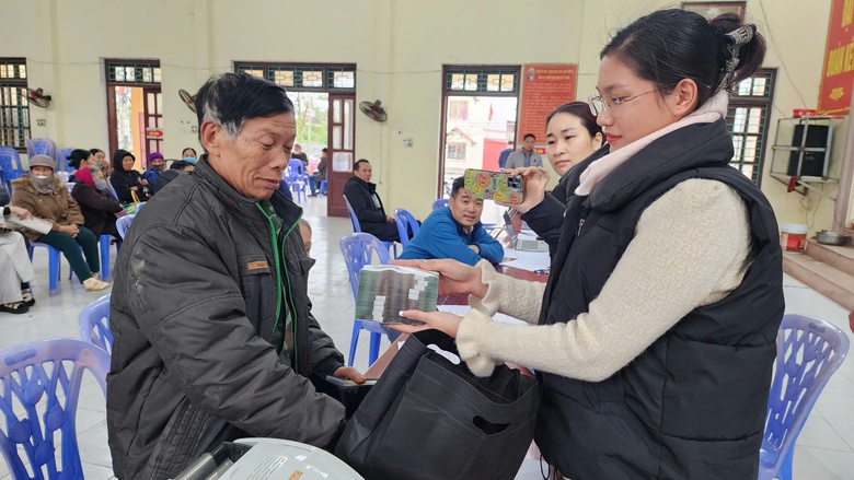 Cận Tết, người dân phấn khởi nhận bồi thường giải phóng mặt bằng sân bay Gia Bình- Ảnh 4. Cận Tết, người dân phấn khởi nhận bồi thường giải phóng mặt bằng sân bay Gia Bình- Ảnh 4.