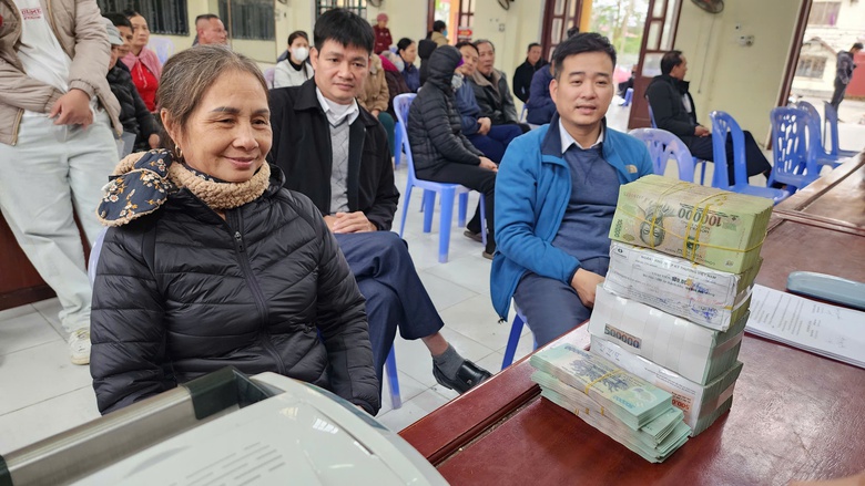 Cận Tết, người dân phấn khởi nhận bồi thường giải phóng mặt bằng sân bay Gia Bình- Ảnh 6. Cận Tết, người dân phấn khởi nhận bồi thường giải phóng mặt bằng sân bay Gia Bình- Ảnh 6.