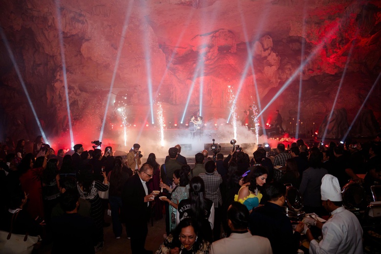 Lần đầu tiên hang Ngọc Rồng trở thành không gian tổ chức đám cưới của tỷ phú Ấn Độ- Ảnh 2. Lần đầu tiên hang Ngọc Rồng trở thành không gian tổ chức đám cưới của tỷ phú Ấn Độ- Ảnh 2.