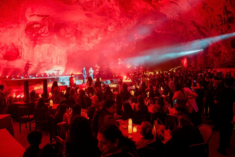 Lần đầu tiên hang Ngọc Rồng trở thành không gian tổ chức đám cưới của tỷ phú Ấn Độ- Ảnh 4. Lần đầu tiên hang Ngọc Rồng trở thành không gian tổ chức đám cưới của tỷ phú Ấn Độ- Ảnh 4.