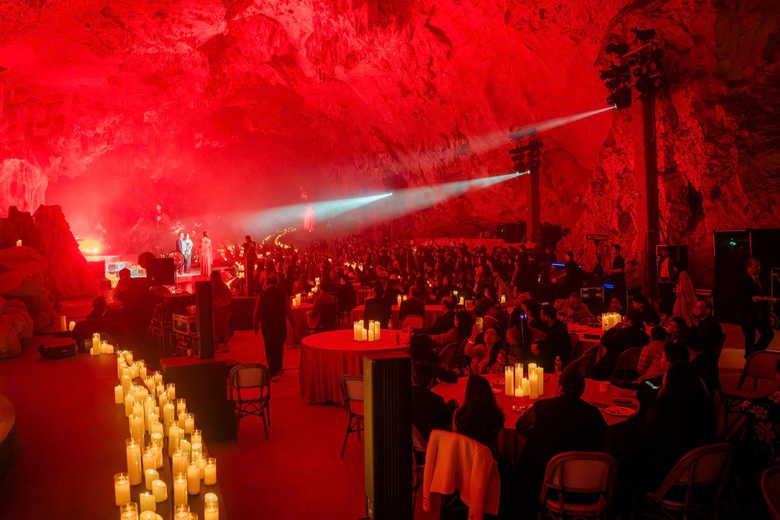 Lần đầu tiên hang Ngọc Rồng trở thành không gian tổ chức đám cưới của tỷ phú Ấn Độ- Ảnh 3. Lần đầu tiên hang Ngọc Rồng trở thành không gian tổ chức đám cưới của tỷ phú Ấn Độ- Ảnh 3.