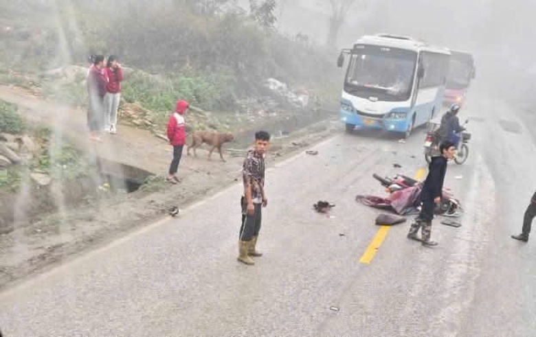 Phú Thọ: Xe máy đấu đầu xe khách, bé hai tuổi tử vong, người mẹ bị thương- Ảnh 1. Phú Thọ: Xe máy đấu đầu xe khách, bé hai tuổi tử vong, người mẹ bị thương- Ảnh 1.