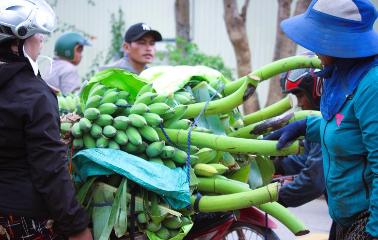 Nhộn nhịp chợ chuối lớn nhất miền Trung cận Tết, kh&ocirc;ng b&aacute;n lẻ từng buồng- Ảnh 4.