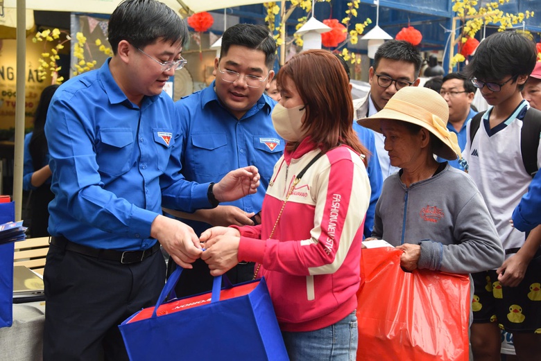 TP.HCM: 4.230 tấm v&eacute; &ldquo;Mang Tết về nh&agrave;&rdquo; đưa người lao động xa qu&ecirc; về sum họp- Ảnh 4.