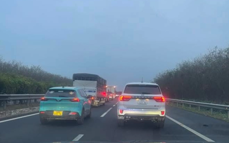 D&ograve;ng xe &ugrave;n &ugrave;n tr&ecirc;n cao tốc từ miền Nam hướng ra miền Trung để về qu&ecirc;- Ảnh 4.