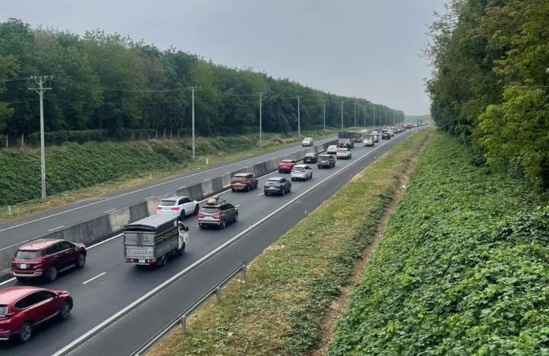 D&ograve;ng xe &ugrave;n &ugrave;n tr&ecirc;n cao tốc từ miền Nam hướng ra miền Trung để về qu&ecirc;- Ảnh 3.