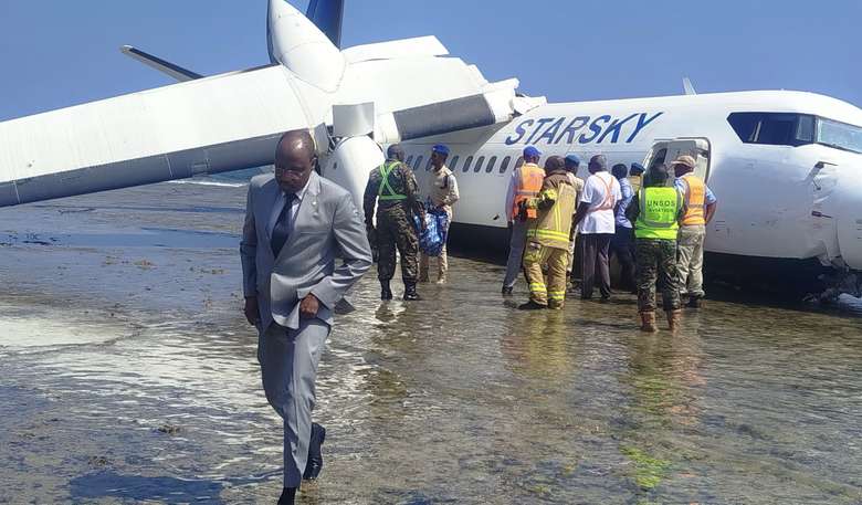 M&aacute;y bay chở 55 h&agrave;nh kh&aacute;ch của Somali hạ c&aacute;nh khẩn, lao xuống s&aacute;t m&eacute;p biển- Ảnh 1.