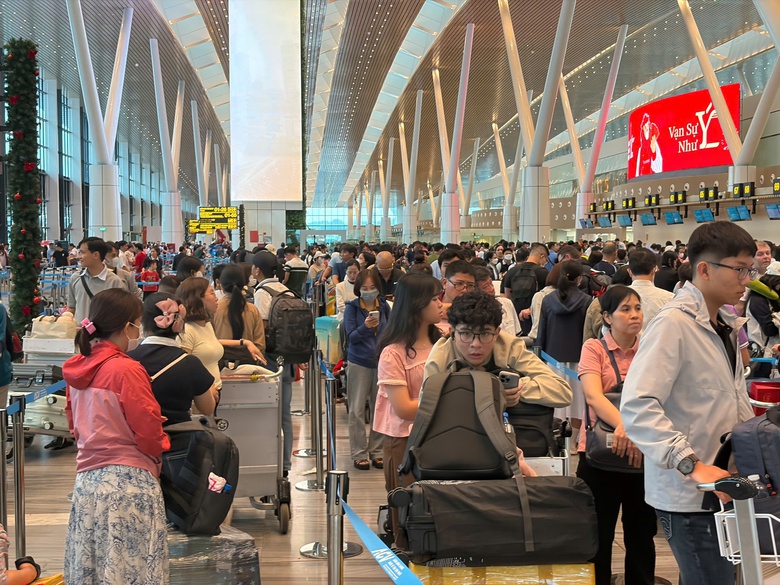 25 Tết, sân bay Tân Sơn Nhất đón hơn 156.000 khách, sân bay, cửa ngõ TP.HCM đông đúc- Ảnh 1. 25 Tết, sân bay Tân Sơn Nhất đón hơn 156.000 khách, sân bay, cửa ngõ TP.HCM đông đúc- Ảnh 1.
