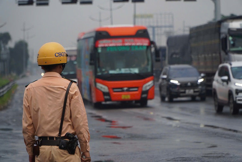 25 Tết, sân bay Tân Sơn Nhất đón hơn 156.000 khách, sân bay, cửa ngõ TP.HCM đông đúc- Ảnh 4. 25 Tết, sân bay Tân Sơn Nhất đón hơn 156.000 khách, sân bay, cửa ngõ TP.HCM đông đúc- Ảnh 4.