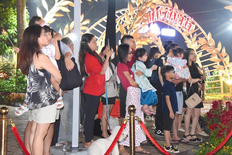 Hội hoa xuân Phú Mỹ Hưng, chợ hoa Bình Đông mở cửa, giữ trọn “hồn Xuân” Sài Gòn- Ảnh 9. Hội hoa xuân Phú Mỹ Hưng, chợ hoa Bình Đông mở cửa, giữ trọn “hồn Xuân” Sài Gòn- Ảnh 9.