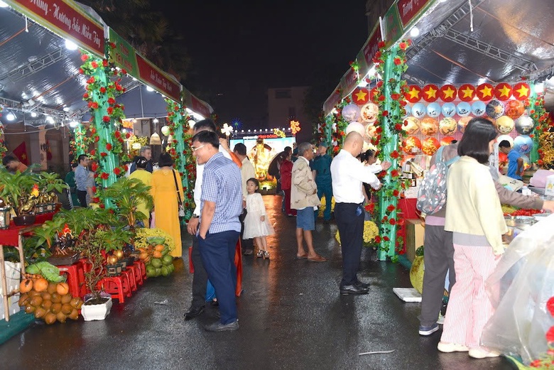 Hội hoa xuân Phú Mỹ Hưng, chợ hoa Bình Đông mở cửa, giữ trọn “hồn Xuân” Sài Gòn- Ảnh 2. Hội hoa xuân Phú Mỹ Hưng, chợ hoa Bình Đông mở cửa, giữ trọn “hồn Xuân” Sài Gòn- Ảnh 2.