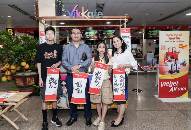 Cục trưởng Cục H&agrave;ng kh&ocirc;ng thăm, ch&uacute;c Tết b&agrave; con ngay tại s&acirc;n bay T&acirc;n Sơn Nhất- Ảnh 1.