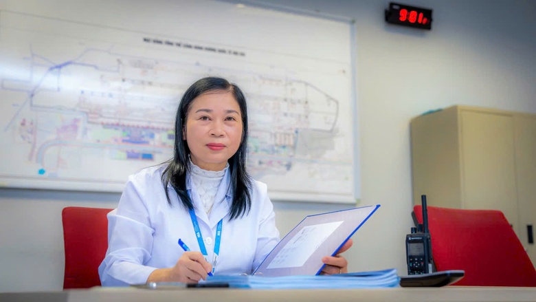 Ngược dòng người về ăn Tết: Những blouse trắng giữ bình yên cho mỗi chuyến bay- Ảnh 2. Ngược dòng người về ăn Tết: Những blouse trắng giữ bình yên cho mỗi chuyến bay- Ảnh 2.