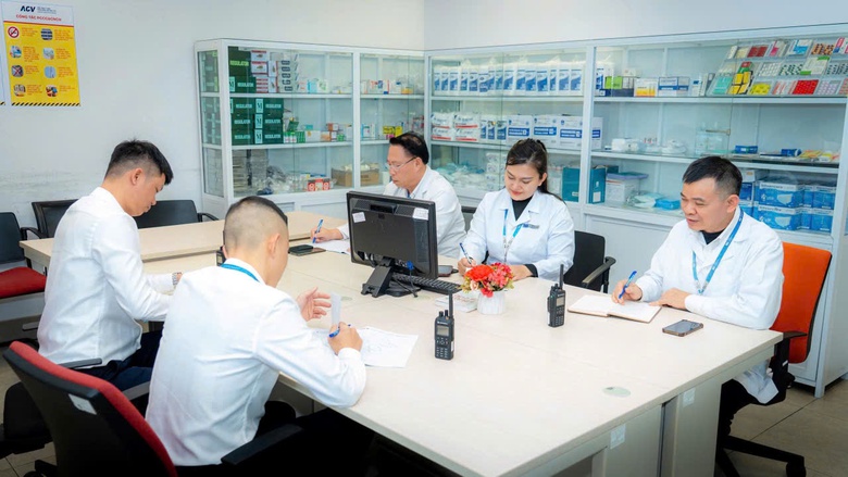 Ngược dòng người về ăn Tết: Những blouse trắng giữ bình yên cho mỗi chuyến bay- Ảnh 3. Ngược dòng người về ăn Tết: Những blouse trắng giữ bình yên cho mỗi chuyến bay- Ảnh 3.