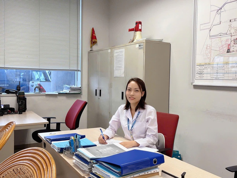 Ngược dòng người về ăn Tết: Những blouse trắng giữ bình yên cho mỗi chuyến bay- Ảnh 4. Ngược dòng người về ăn Tết: Những blouse trắng giữ bình yên cho mỗi chuyến bay- Ảnh 4.