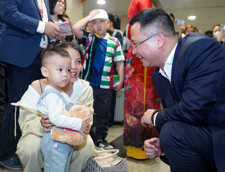 Cục trưởng Cục H&agrave;ng kh&ocirc;ng thăm, ch&uacute;c Tết b&agrave; con ngay tại s&acirc;n bay T&acirc;n Sơn Nhất- Ảnh 5.