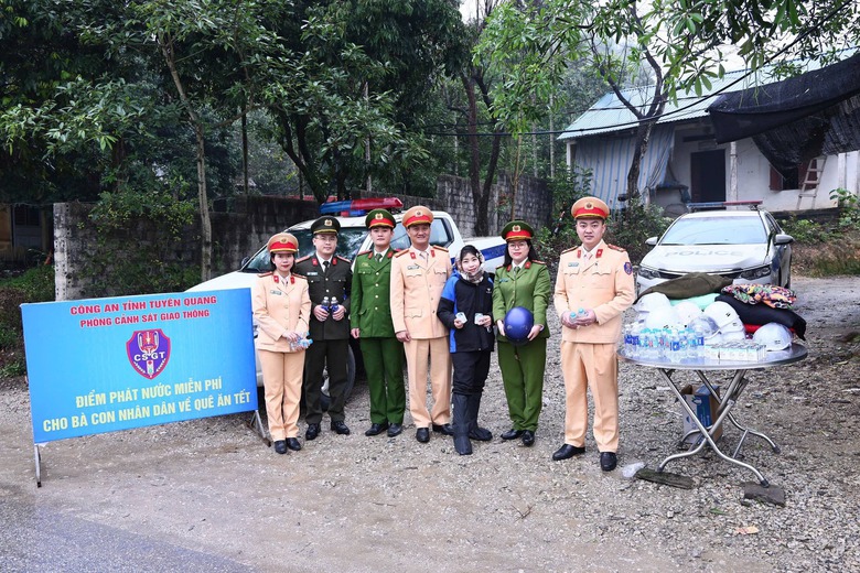 CSGT Tuy&ecirc;n Quang đồng h&agrave;nh c&ugrave;ng người d&acirc;n tr&ecirc;n đường về qu&ecirc; đ&oacute;n Tết- Ảnh 1.