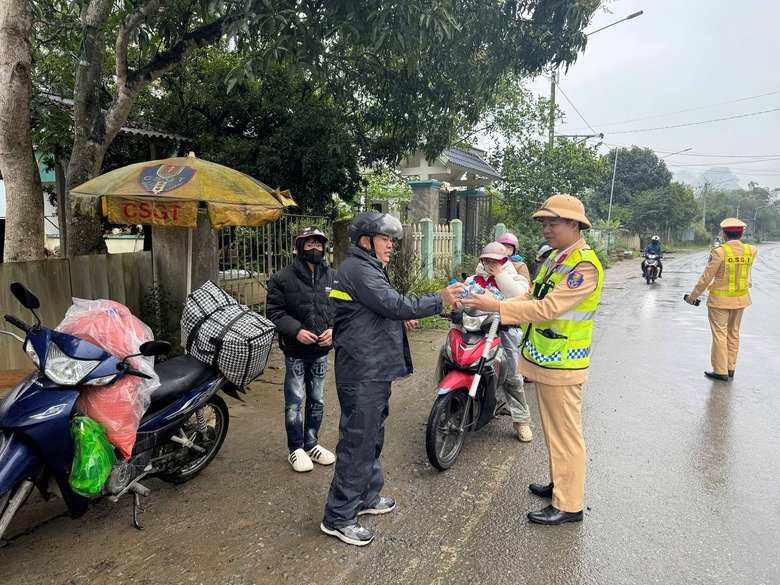 CSGT Tuy&ecirc;n Quang đồng h&agrave;nh c&ugrave;ng người d&acirc;n tr&ecirc;n đường về qu&ecirc; đ&oacute;n Tết- Ảnh 4.