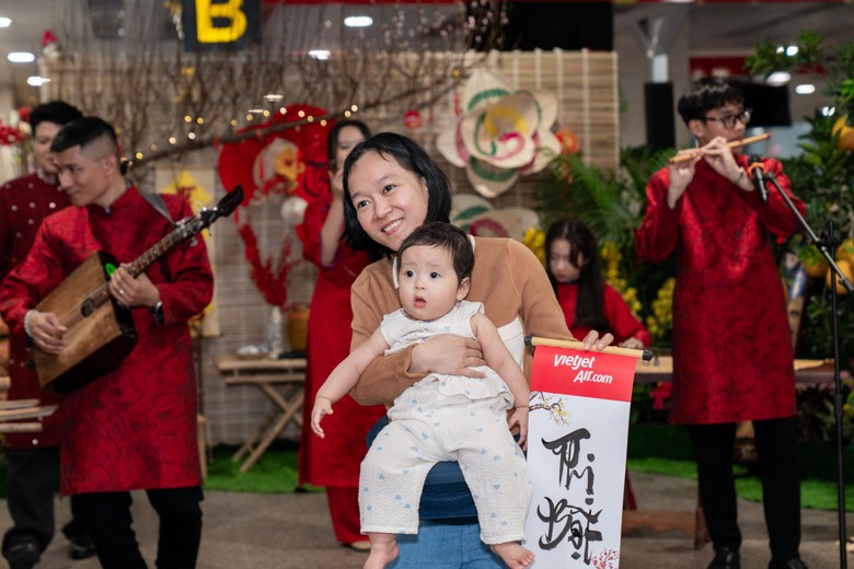 Cục trưởng Cục H&agrave;ng kh&ocirc;ng thăm, ch&uacute;c Tết b&agrave; con ngay tại s&acirc;n bay T&acirc;n Sơn Nhất- Ảnh 6.