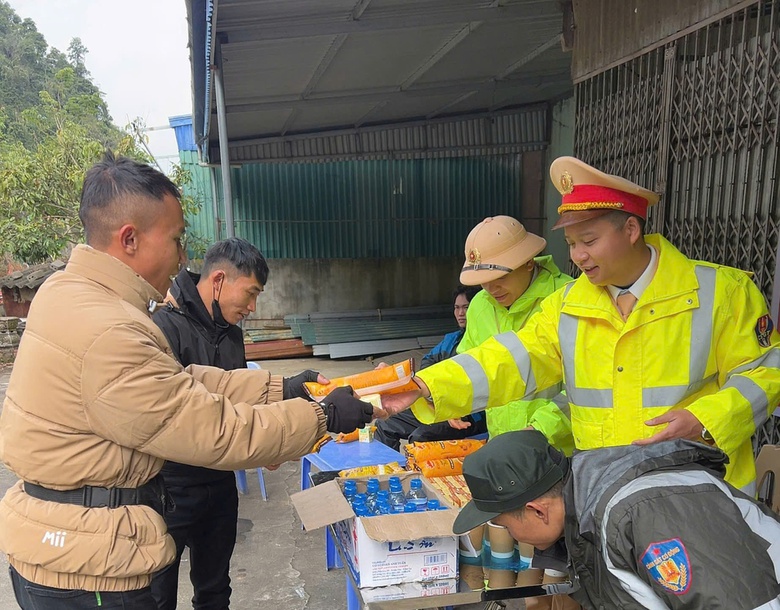 Trạm dừng chân 0 đồng trên QL6, ấm lòng người dân về quê đón Tết- Ảnh 3. Trạm dừng chân 0 đồng trên QL6, ấm lòng người dân về quê đón Tết- Ảnh 3.