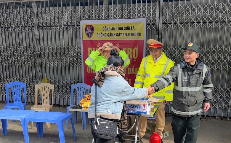 Trạm dừng chân 0 đồng trên QL6, ấm lòng người dân về quê đón Tết- Ảnh 2. Trạm dừng chân 0 đồng trên QL6, ấm lòng người dân về quê đón Tết- Ảnh 2.