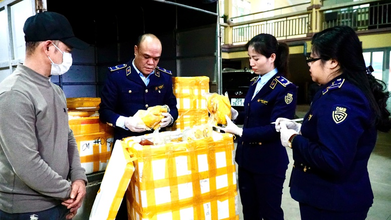 Th&aacute;i Nguy&ecirc;n: Mạnh tay xử l&yacute; h&agrave;ng lậu, ti&ecirc;u hủy nhiều l&ocirc; h&agrave;ng k&eacute;m chất lượng dịp Tết- Ảnh 4.