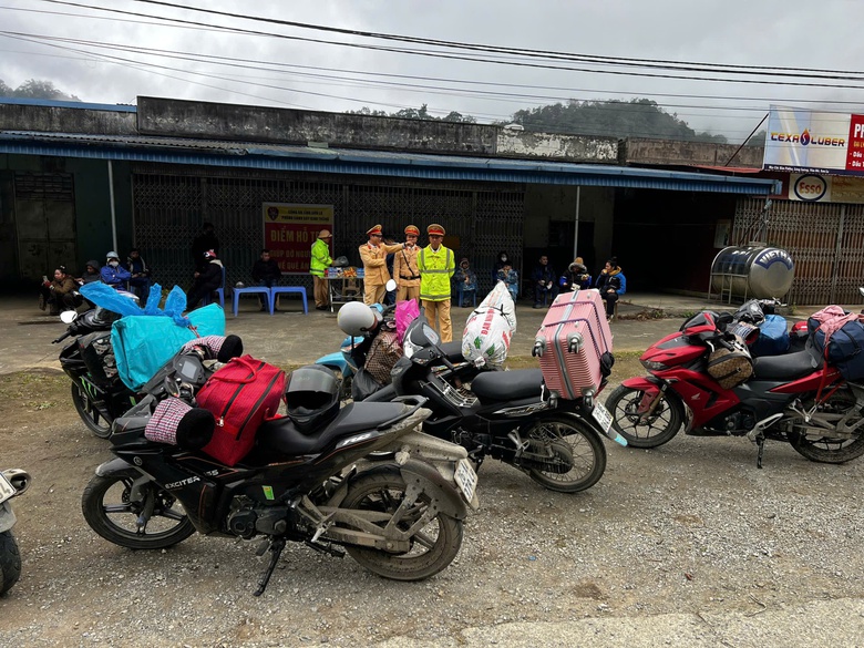 Trạm dừng chân 0 đồng trên QL6, ấm lòng người dân về quê đón Tết- Ảnh 1. Trạm dừng chân 0 đồng trên QL6, ấm lòng người dân về quê đón Tết- Ảnh 1.