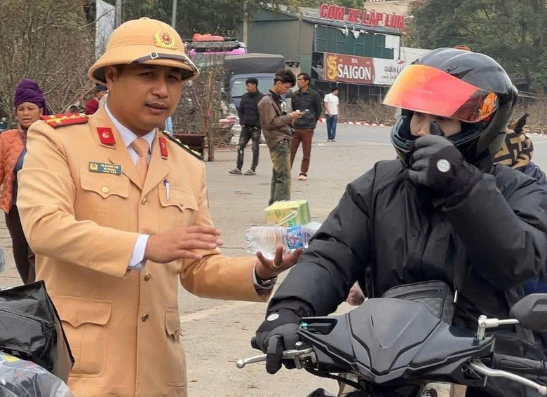 Trạm dừng chân 0 đồng trên QL6, ấm lòng người dân về quê đón Tết- Ảnh 4. Trạm dừng chân 0 đồng trên QL6, ấm lòng người dân về quê đón Tết- Ảnh 4.