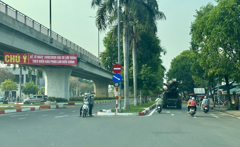 Tổ chức lại giao th&ocirc;ng lối v&agrave;o cầu H&oacute;a An cũ, gỡ nguy cơ xung đột giữa c&aacute;c d&ograve;ng xe- Ảnh 1.