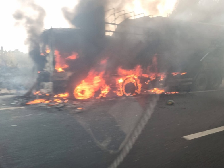 Xe tải b&ugrave;ng ch&aacute;y dữ dội tr&ecirc;n cao tốc Phan Thiết - Dầu Gi&acirc;y- Ảnh 1.