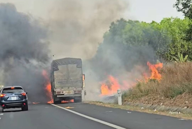 Xe tải b&ugrave;ng ch&aacute;y dữ dội tr&ecirc;n cao tốc Phan Thiết - Dầu Gi&acirc;y- Ảnh 2.